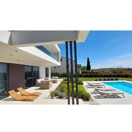 Sealine Villa Pola