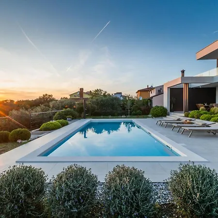 Вилла Sealine *